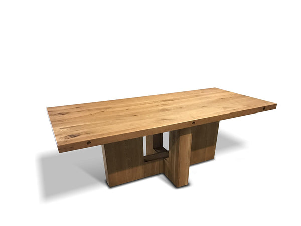 Tisch aus massiver Eiche • Bastion-Modell