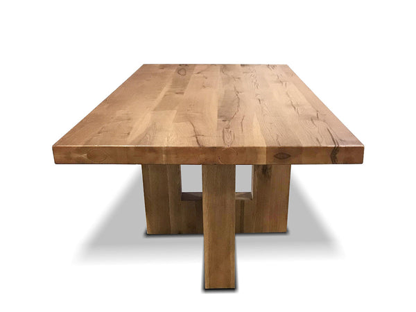 Tisch aus massiver Eiche • Bastion-Modell