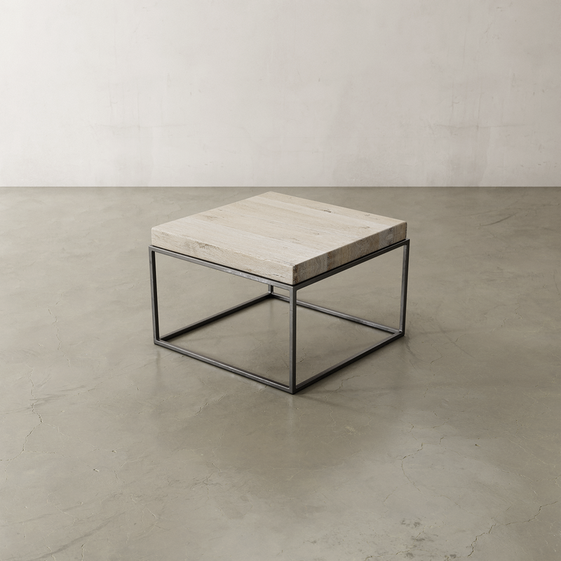 Stylischer Couchtisch aus massivem Eichenholz und Metall