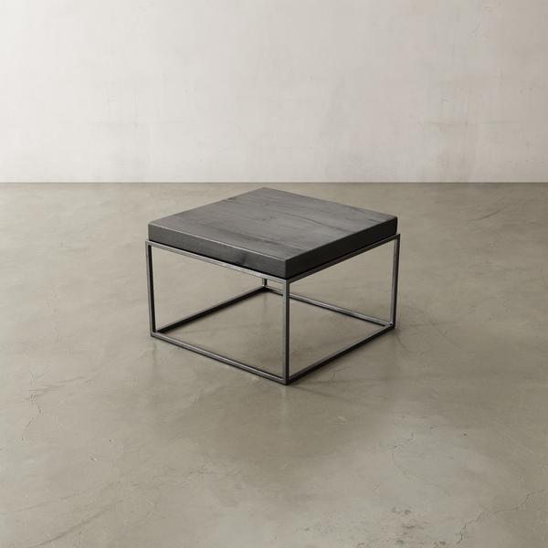 Stylischer Couchtisch aus massivem Eichenholz und Metall