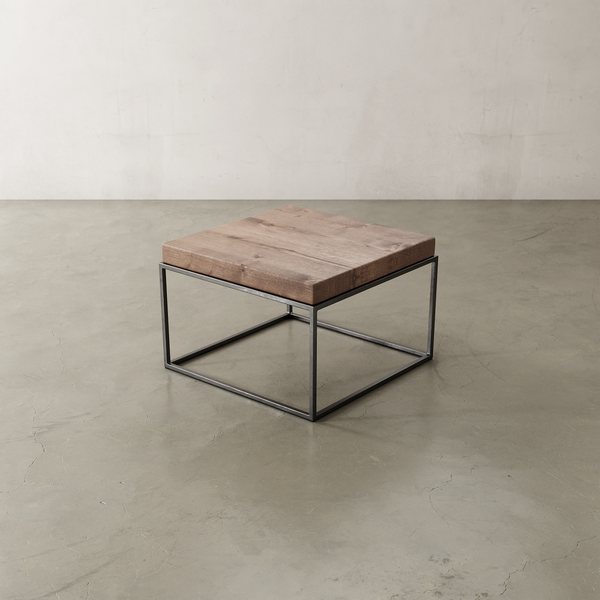 Stylischer Couchtisch aus massivem Eichenholz und Metall