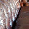 Chesterfield Sofa Kissen Knopf Sitzfläche Leder detail
