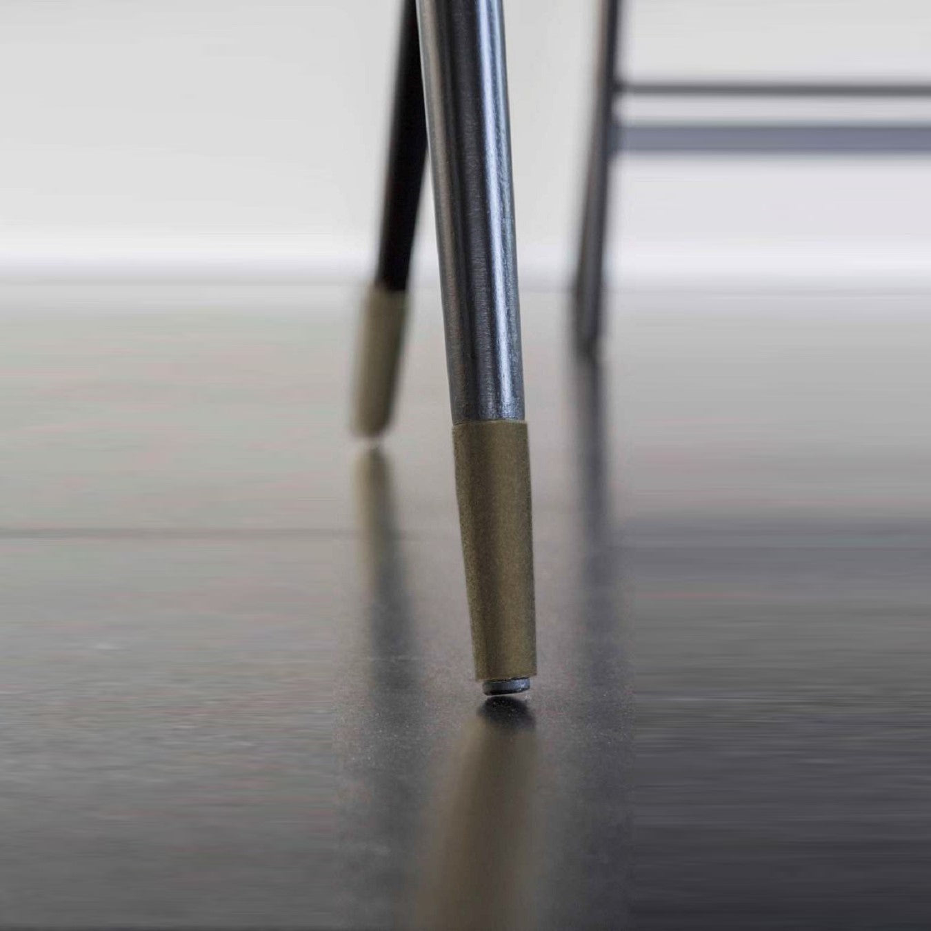 Tischstuhl aus Samt oder Leder ✔ Modell APRIL