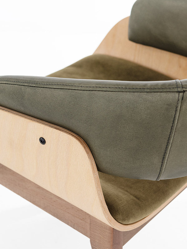 Grüner Esszimmerstuhl mit Holzrahmen und Leder- oder Stoffbezug | Modell BRANDO